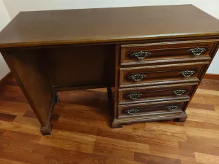 Escritorio y silla de madera. Opción de mesita.