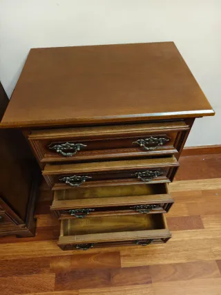 Escritorio y silla de madera. Opción de mesita.