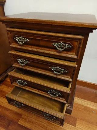 Escritorio y silla de madera. Opción de mesita.