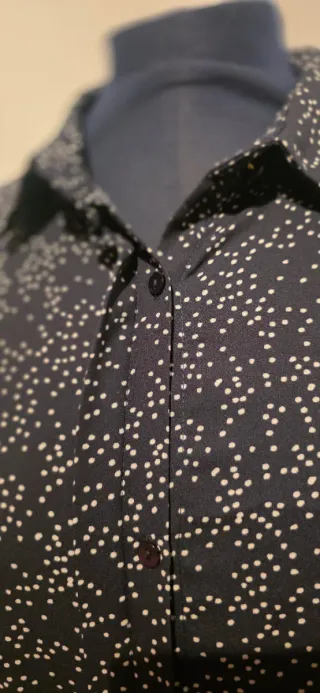 Blusa azul con topitos blancos - KIABI