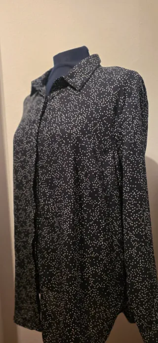 Blusa azul con topitos blancos - KIABI