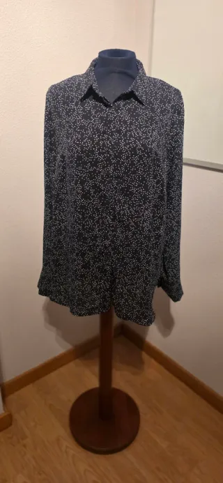 Blusa azul con topitos blancos - KIABI