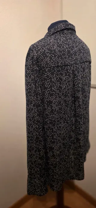 Blusa azul con topitos blancos - KIABI