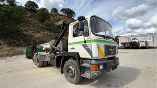 Camión MAN 25.302 con gancho