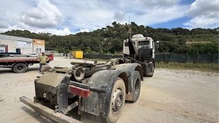 Camión MAN 25.302 con gancho