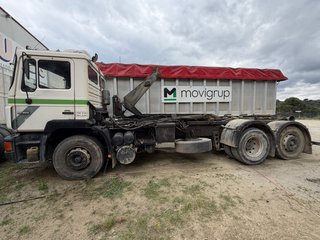 Camión MAN 25.302 con gancho