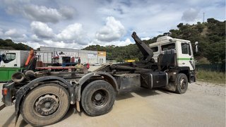 Camión MAN 25.302 con gancho