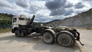 Camión MAN 25.302 con gancho
