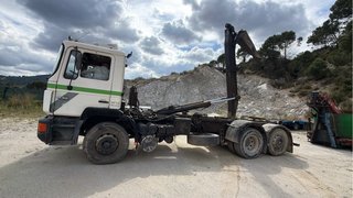 Camión MAN 25.302 con gancho
