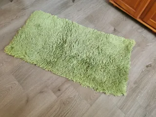 Alfombra verde de poliéster