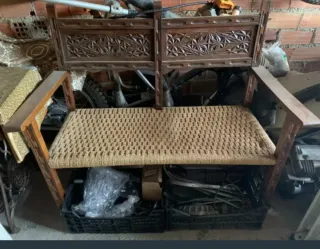 Banco de madera antiguo con asiento de tela