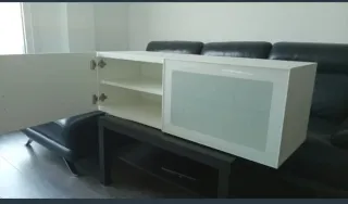 Mueble vitrina blanca de dos cuerpos y dos puertas