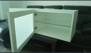 Mueble vitrina blanca de dos cuerpos y dos puertas