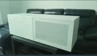 Mueble vitrina blanca de dos cuerpos y dos puertas