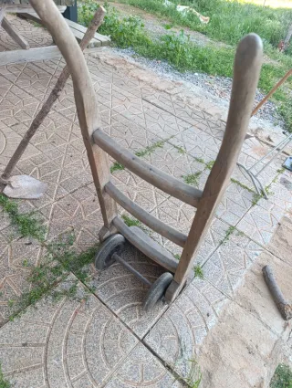 Carretilla antigua de madera y metal