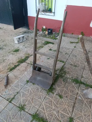 Carretilla antigua de madera y metal