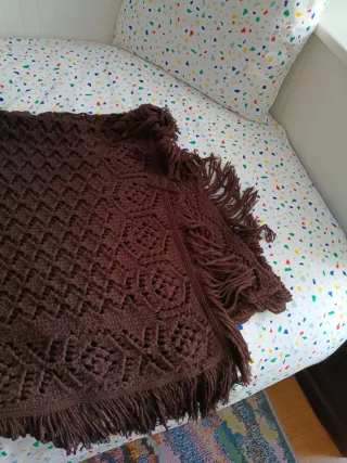 Capa de lana marrón con cuello alto