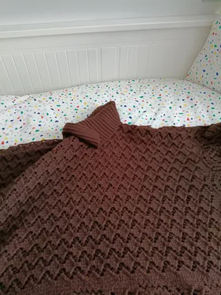 Capa de lana marrón con cuello alto