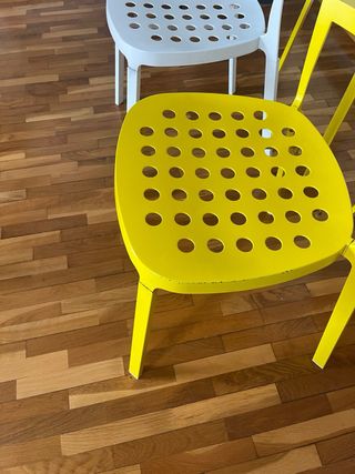 4 Sillas Ikea Redar 3 amarillas  1 blanxa