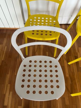 4 Sillas Ikea Redar 3 amarillas  1 blanxa