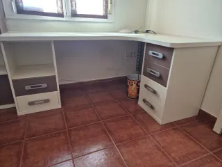 Dormitorio juvenil beig y marrón chocolate.