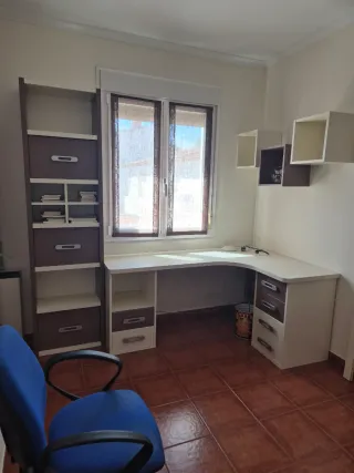 Dormitorio juvenil beig y marrón chocolate.