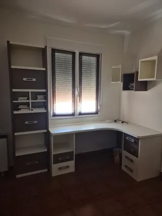 Dormitorio juvenil beig y marrón chocolate.