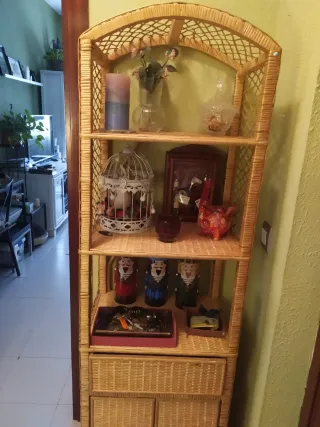Estantería de mimbre y ratán