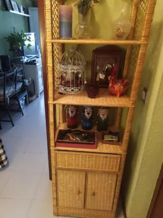 Estantería de mimbre y ratán
