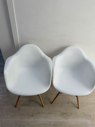 Sillas blancas modernas de plástico y madera-No Ne