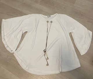 Jersey blanco con cordones y detalles