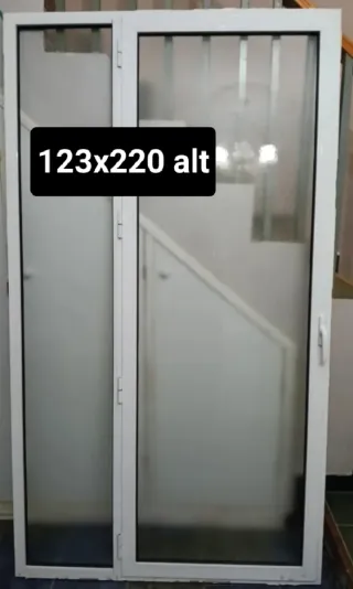 Puerta aluminio 123x220