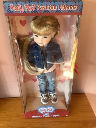Muñeca Ruby Red Fashion Friends rubia