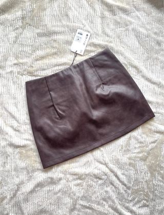 Falda efecto cuero marrón