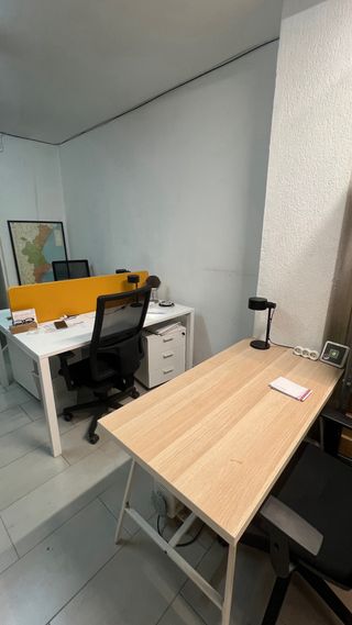 Mesa de oficina blanca con separador