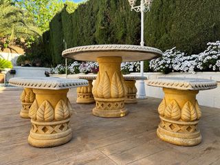 Tavolo in pietra con panche (giardino)