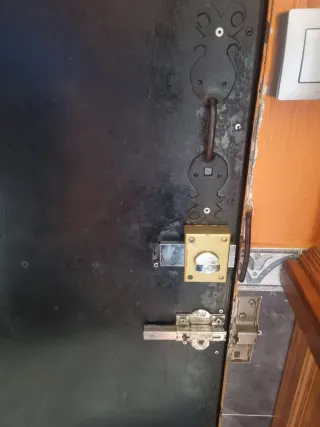 Puerta de hierro con cerradura