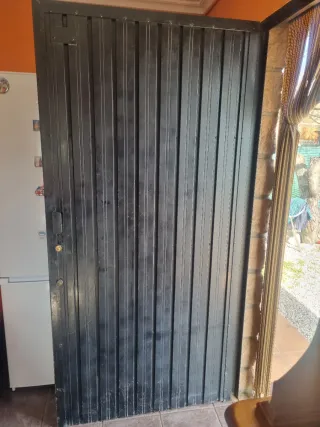 Puerta de hierro con cerradura