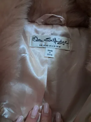 Abrigo corto de pelo rosa beige