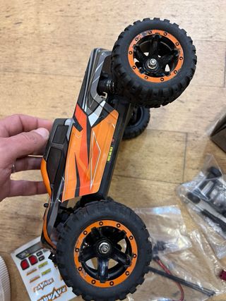 Carro RC Brushless 1/16 4WD – Monster Truck Rápido