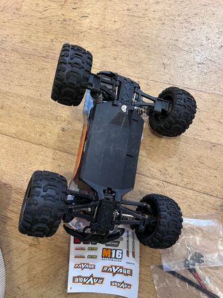 Carro RC Brushless 1/16 4WD – Monster Truck Rápido