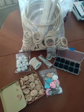 Lote insumos artesanía: cintas, abalorios