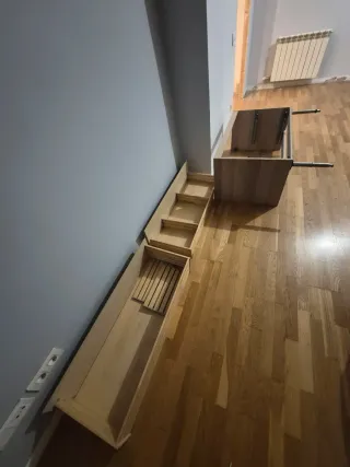 Mueble de baño de madera con dos cajones y espejo