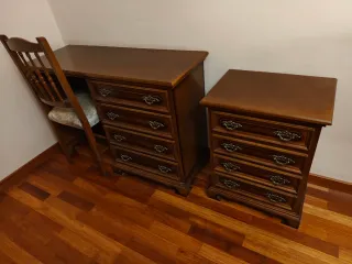 Mesita de noche con 4 cajones. Opción escritorio.