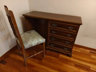 Mesita de noche con 4 cajones. Opción escritorio.