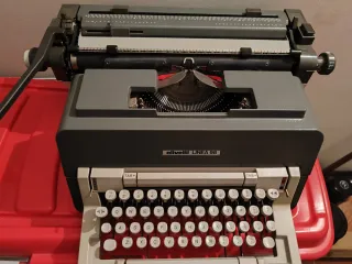 Máquina de escribir Olivetti Línea 98