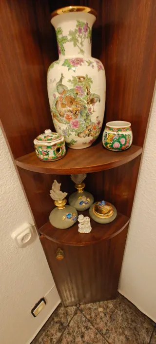 Estantería de esquina de madera