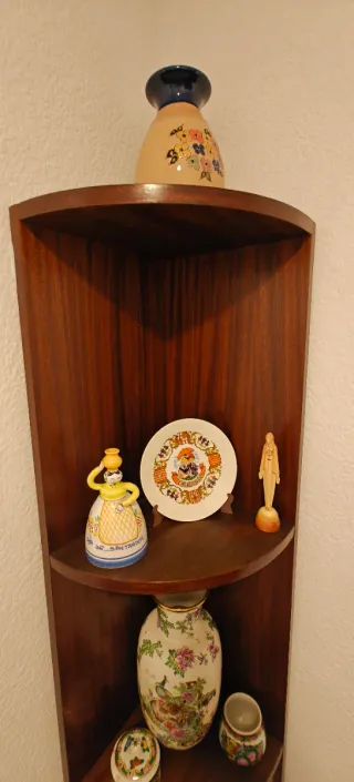 Estantería de esquina de madera