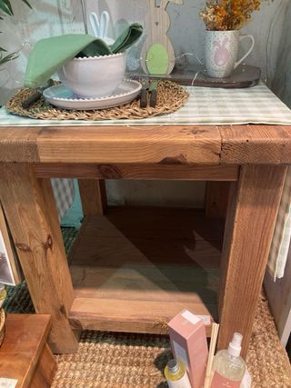 Mesa de madera rústica buen estado