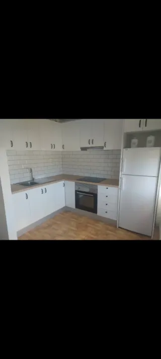 Cocina modular blanca.